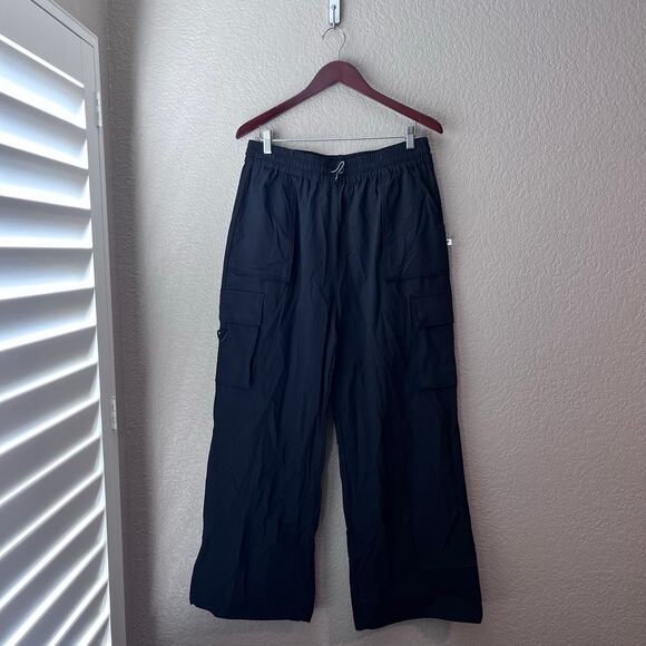 New Fabletics The Heights Cargo Pant XL Black Pockets Nylon NWT Athletic Workout - Picture 4 of 8